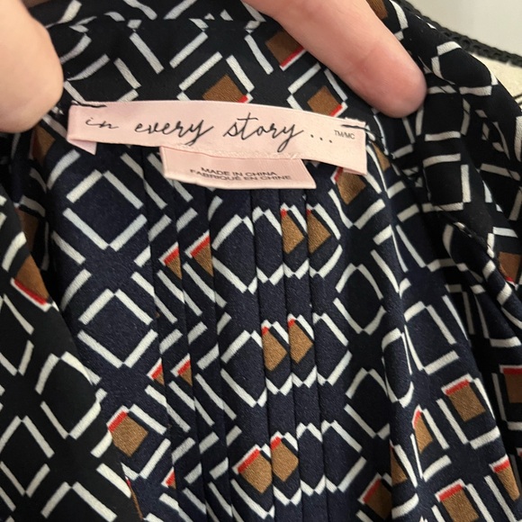 Beautiful lightweight tunic with tie belt, buttons and collar - Picture 8 of 8